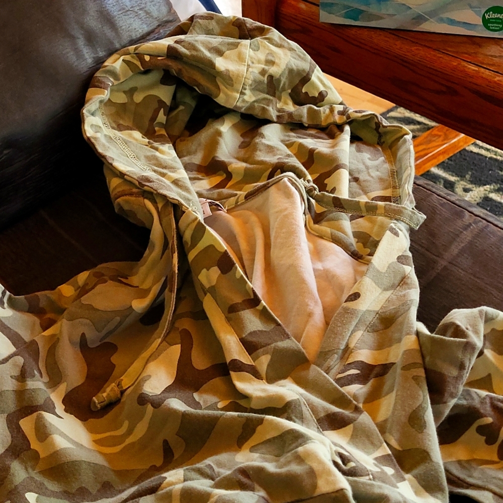 Camo hooded half sleeve shirt.